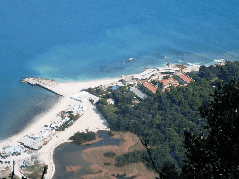 Foto de arquivo: Em venda em Veneza a ilha privada de Crevan com fortim napoleónico