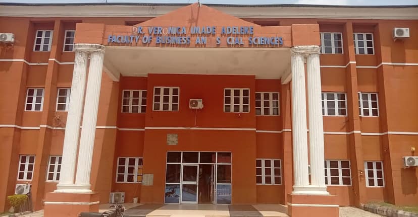 Foto d'archivio: Il presidente del consiglio locale allineato ad Adeleke tenta di rivendicare il segretariato