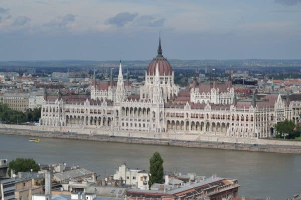 El Parlamento de Hungría reforma la controvertida ley LGBTQ