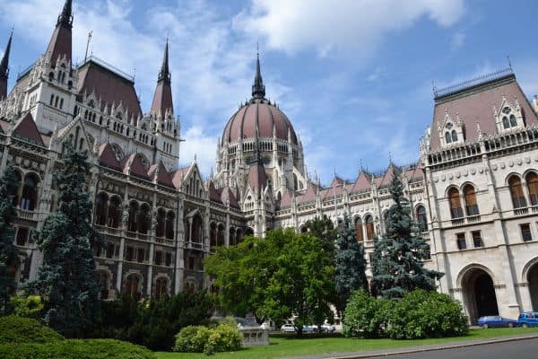 El Parlamento de Hungría reforma la controvertida ley LGBTQ