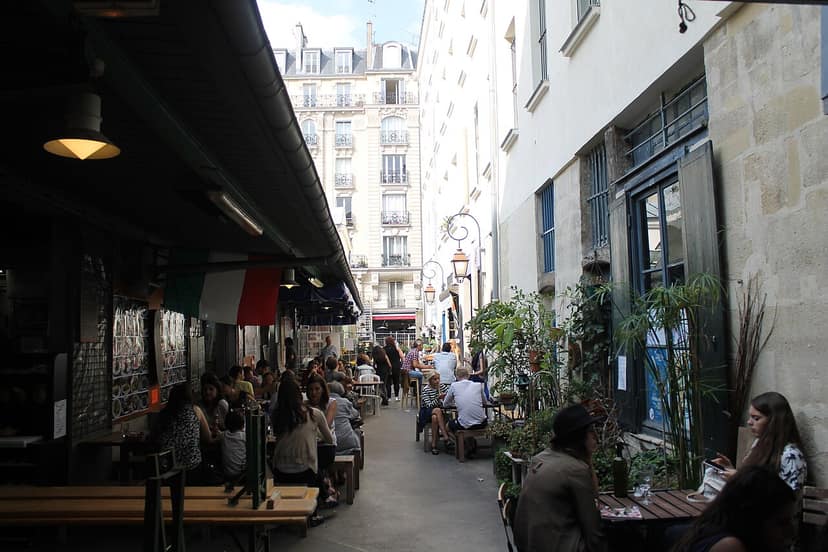 Marché des Enfants Rouges em Paris completamente destruído por incêndio