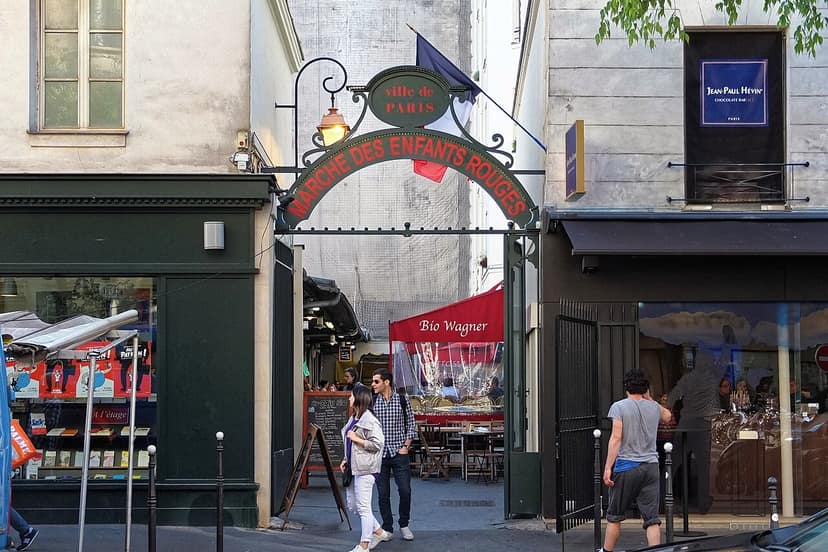 Marché des Enfants Rouges em Paris completamente destruído por incêndio