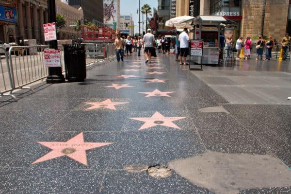 Angélique Kidjo devient la première chanteuse africaine étoilée sur le Walk of Fame
