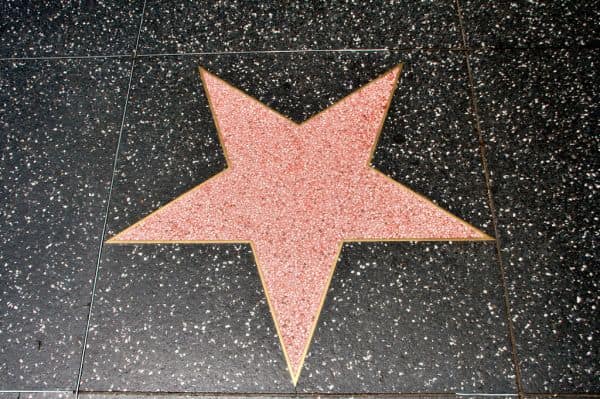 Angélique Kidjo devient la première chanteuse africaine étoilée sur le Walk of Fame