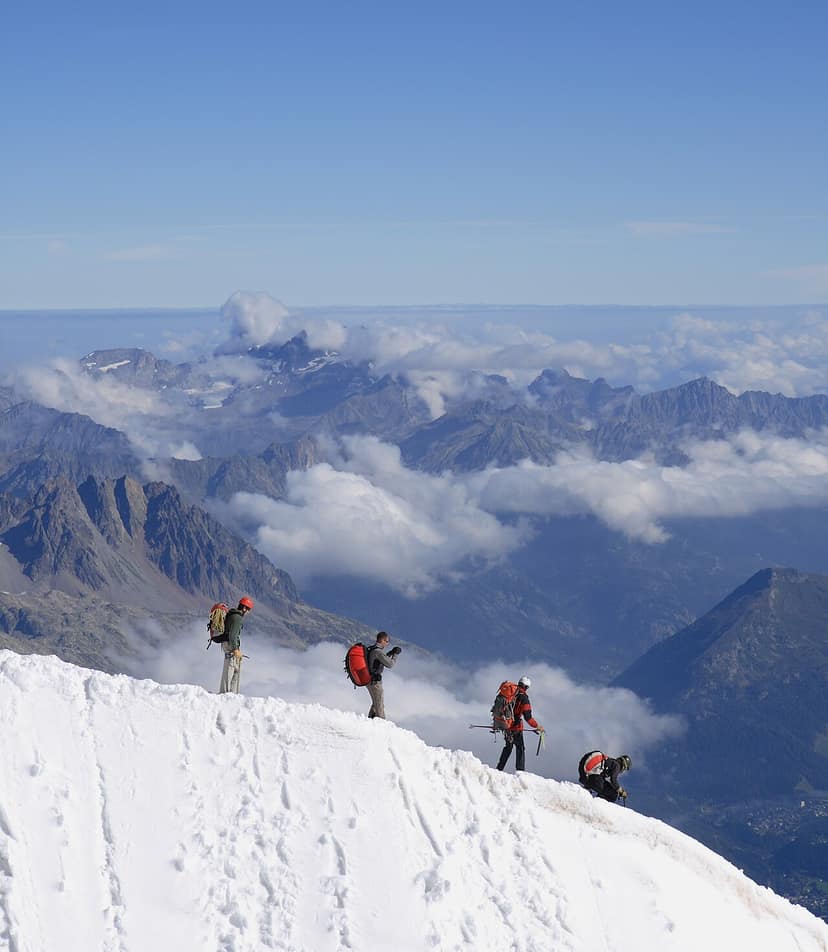 Photo d'archive: Onze alpinistes meurent dans une avalanche dans le Caucase russe, six disparus