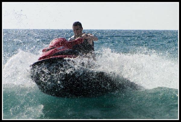 Críticas a las fotos de jetski de Emmanuel Macron durante la ola de calor
