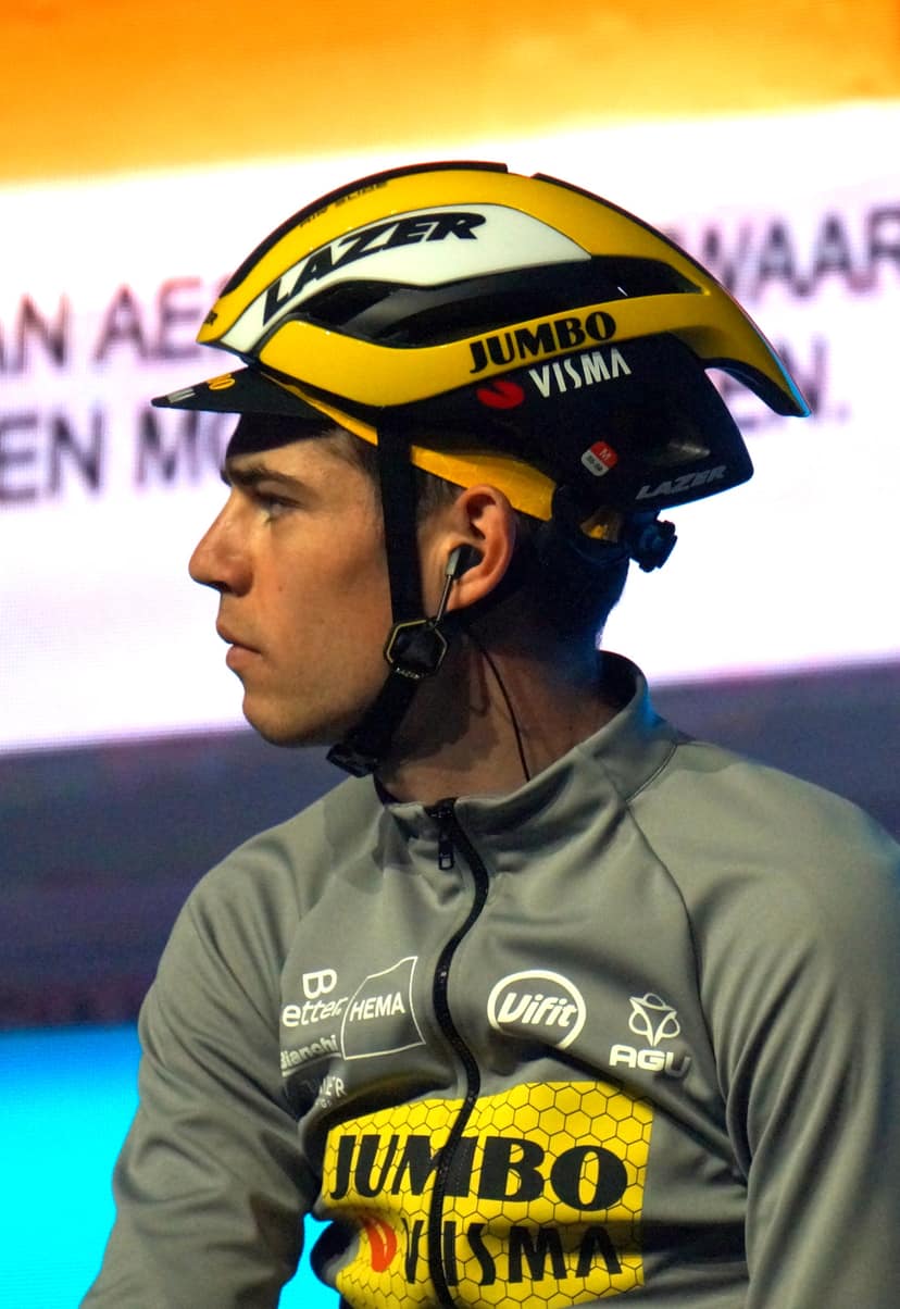 Wout van Aert stuzzica Tadej Pogacar dopo la seconda tappa della Vuelta