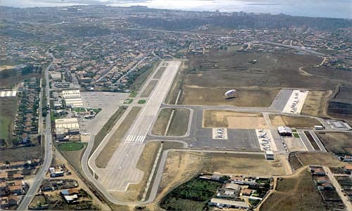 Foto de archivo: Un hombre salta una valla e invade el área de estacionamiento en el Aeropuerto de Lisboa