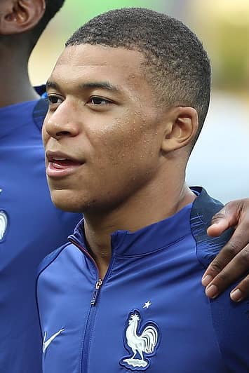 Hat-trick de Mbappé garante vitória de 4-1 do Real Madrid sobre o Real Sociedad
