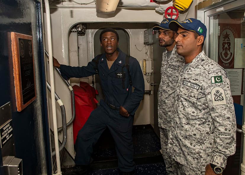 Foto de arquivo: Vessel da Marinha do Paquistão colide com navio de guerra indiano no Mar Arábico