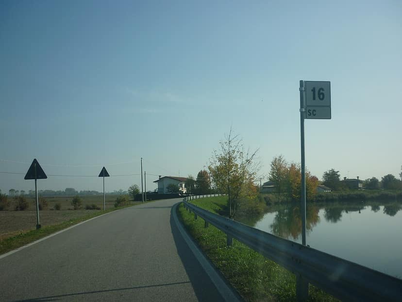 Nuove proposte per il codice della strada: patente a 17 anni e obbligo di casco