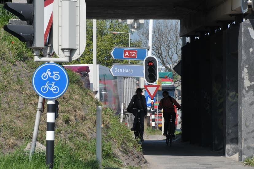 Politie haalt verloren fiets van drukke A12