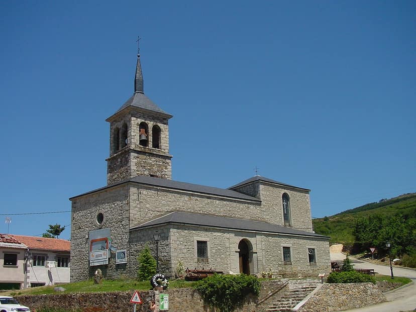 Una totale eclissi solare attira turisti nel villaggio spagnolo di Somosierra