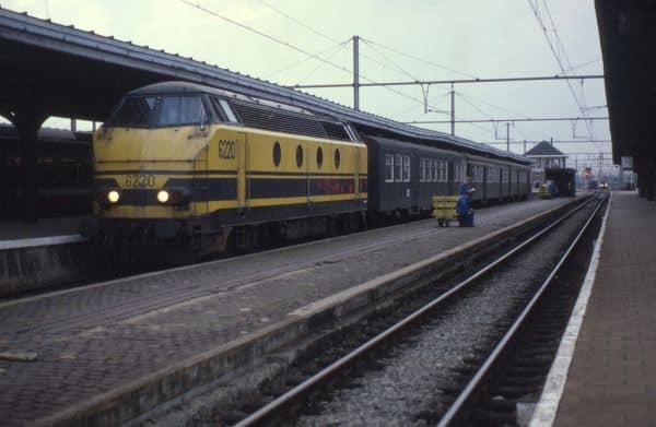 Bestuurder lichtgewond na wagen die tien meter naar beneden valt in Gent-Sint-Pieters
