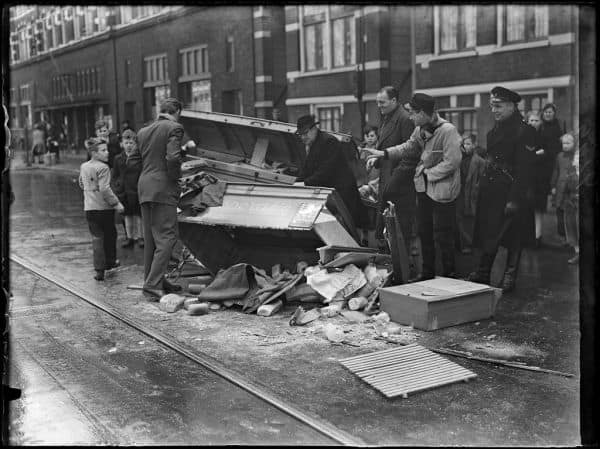 Foto de archivo: Conductor herido levemente tras caer coche diez metros en Gent-Sint-Pieters