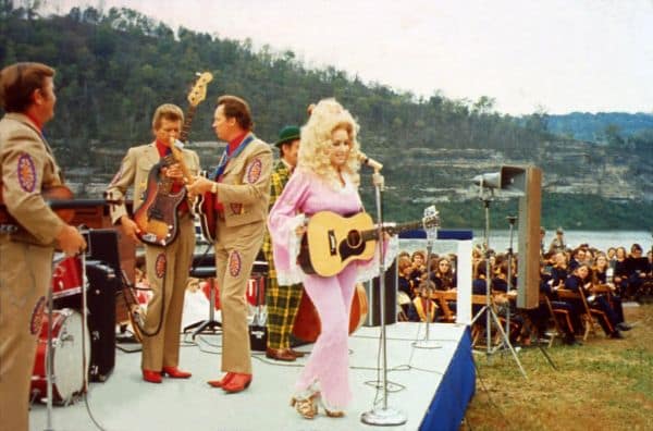 Foto d'archivio: Donald Trump proclama lutto per la morte di Dolly Parton per una settimana