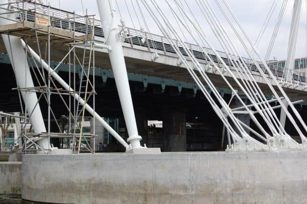 Mujer muere aplastada por estructura metálica en plaza Paseo Interlomas