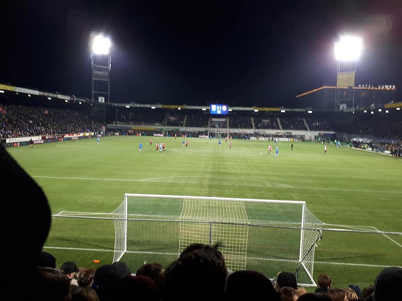 Feyenoord vence NEC por 1-3 graças a Schaken e Zechiël