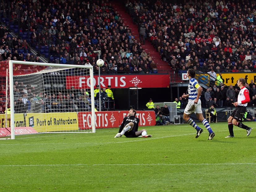 Feyenoord vence NEC por 1-3 graças a Schaken e Zechiël