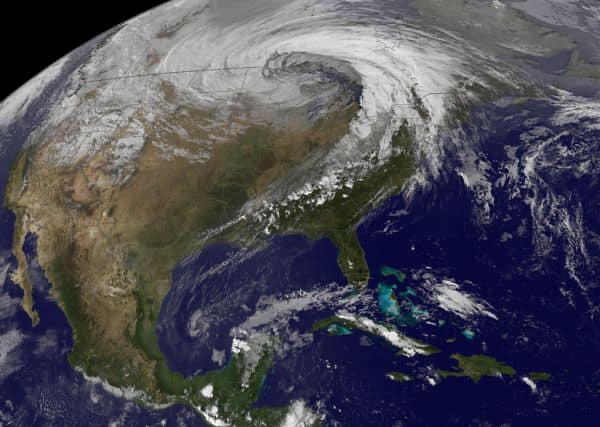 Starke Stürme im US-Mittleren Westen fordern drei Todesopfer und lassen 800.000 ohne Strom