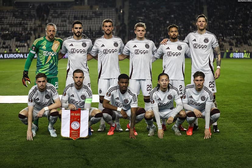Ajax deixa Berghuis em casa devido a circunstâncias pessoais