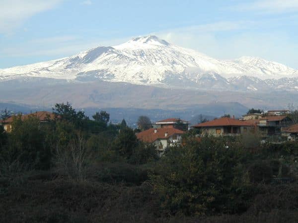 Foto de archivo: Turista estadounidense (30) muere tras ser alcanzado por un rayo en el volcán Etna