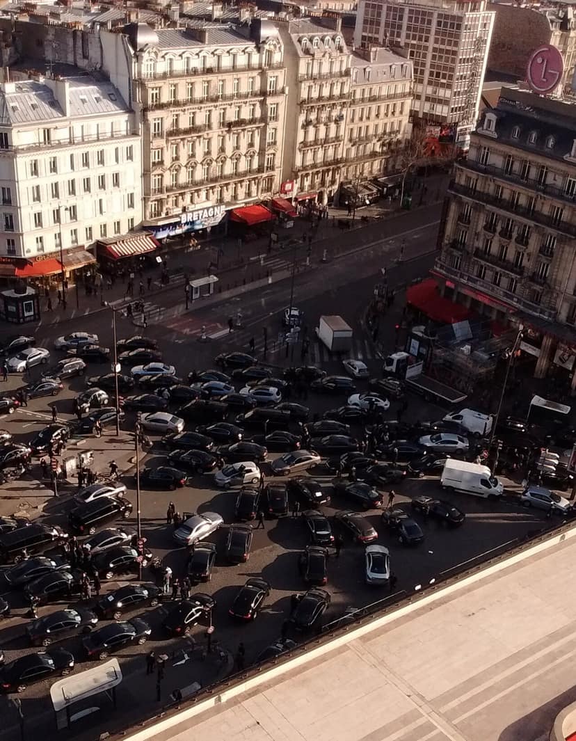 Photo d'archive: Des conducteurs d'Uber portent plainte en action collective contre les algorithmes d'IA
