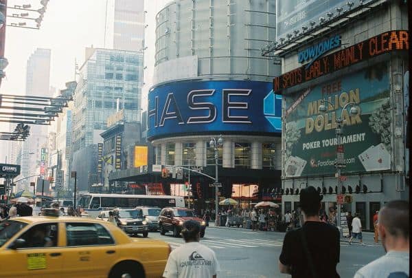 Photo d'archive: Une femme poignarde deux personnes à Times Square, abattue par la police