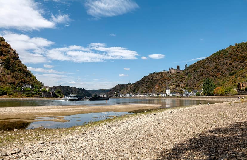 Un niveau d'eau extrêmement bas sur le Rhin menace la navigation