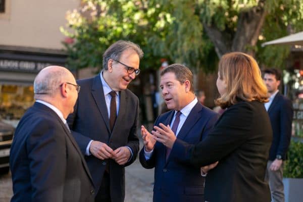 De regering zet voorzieningen op voor 1.500 migranten in Ceuta