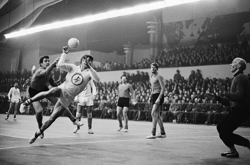 Foto d'archivio: Tadej Pogacar subisce intervento per una clavicola rotta