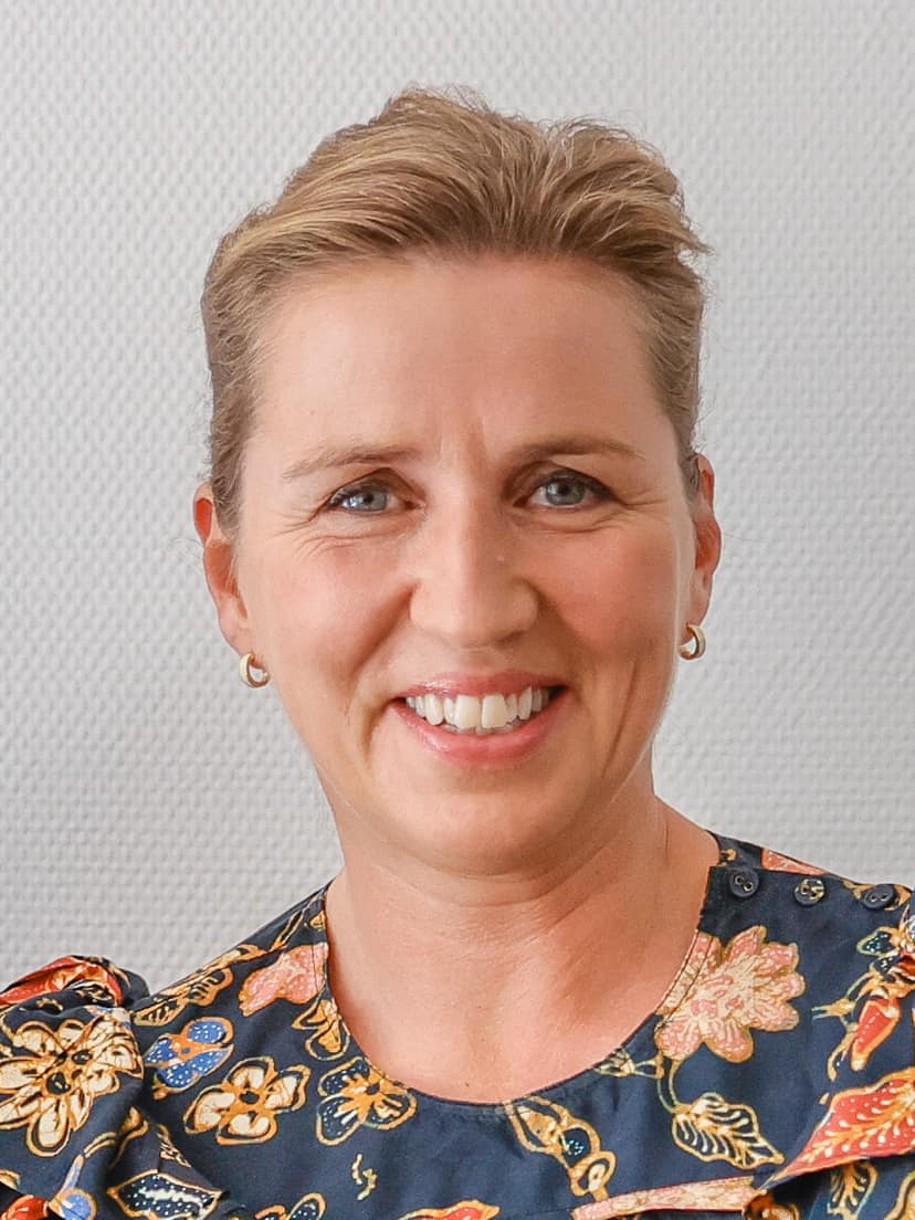 Photo d'archive: La Première ministre danoise Mette Frederiksen répond à un chirurgien plasticien