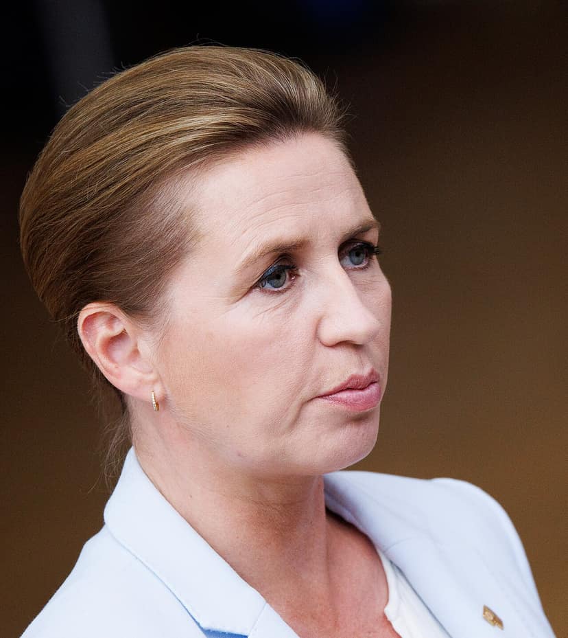 Photo d'archive: La Première ministre danoise Mette Frederiksen répond à un chirurgien plasticien