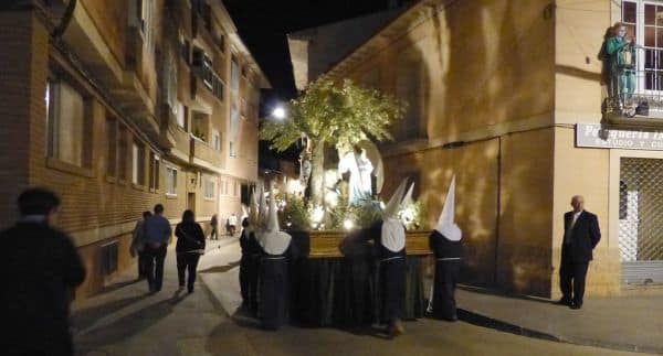 Restos medievales de reyes evacuados de monasterio en España por incendio forestal