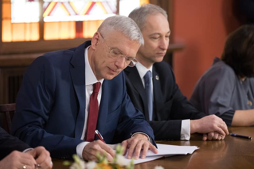 Kosovos Regierungschef Kurti im Parlament mit Eiern beworfen