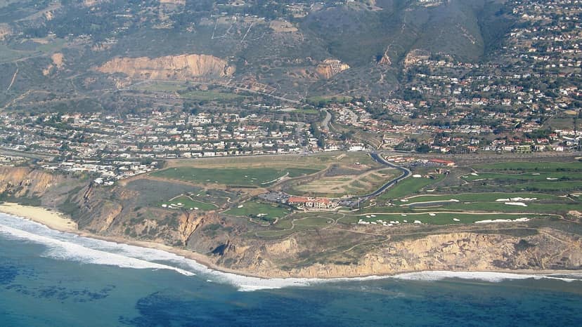 Aviões de combate americanos interceptam aeronaves perto do campo de golfe de Trump