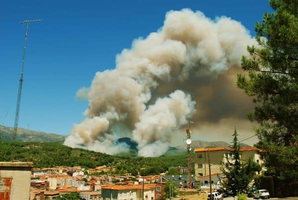 Ein Waldbrand in Niebla (Huelva) führt zur Evakuierung von Dörfern und Notlage