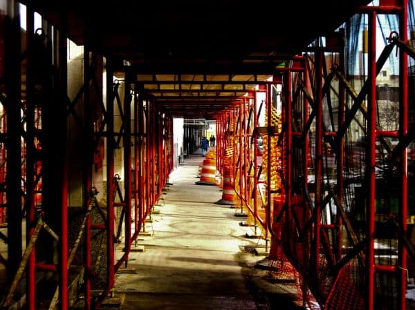 Foto d'archivio: Oltre 100 operai bloccati in un tunnel in Nepal