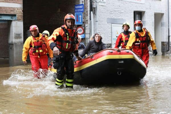 Alluvão no Nepal e no Tibete causada pelo colapso de uma geleira