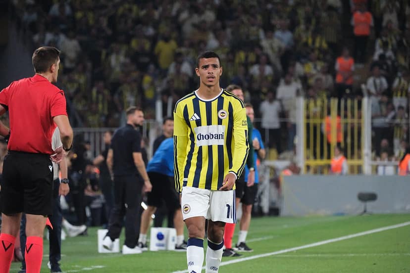 Foto de archivo: La UEFA suspende a Guendouzi durante cuatro partidos tras el incidente Fenerbahçe-Lyon