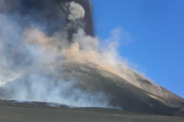 Intensa atividade explosiva do Etna preocupa o tráfego aéreo