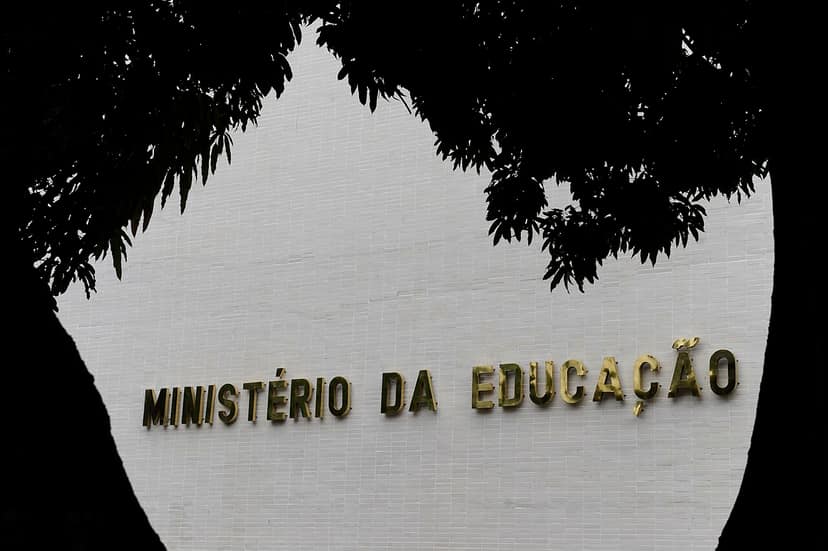 Le ministère de l'Éducation reconnaît des retards dans la réévaluation des examens