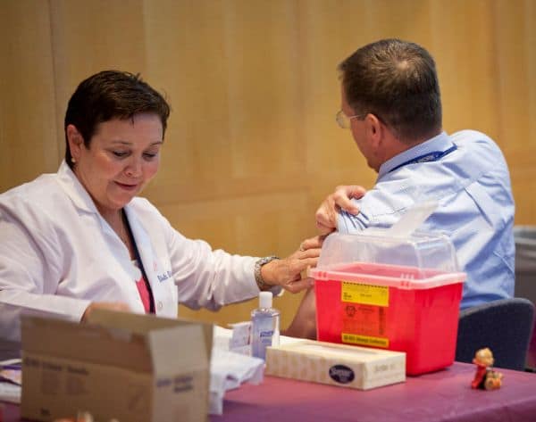 Foto d'archivio: Le associazioni mediche statunitensi promuovono le vaccinazioni contro l'influenza e il Covid