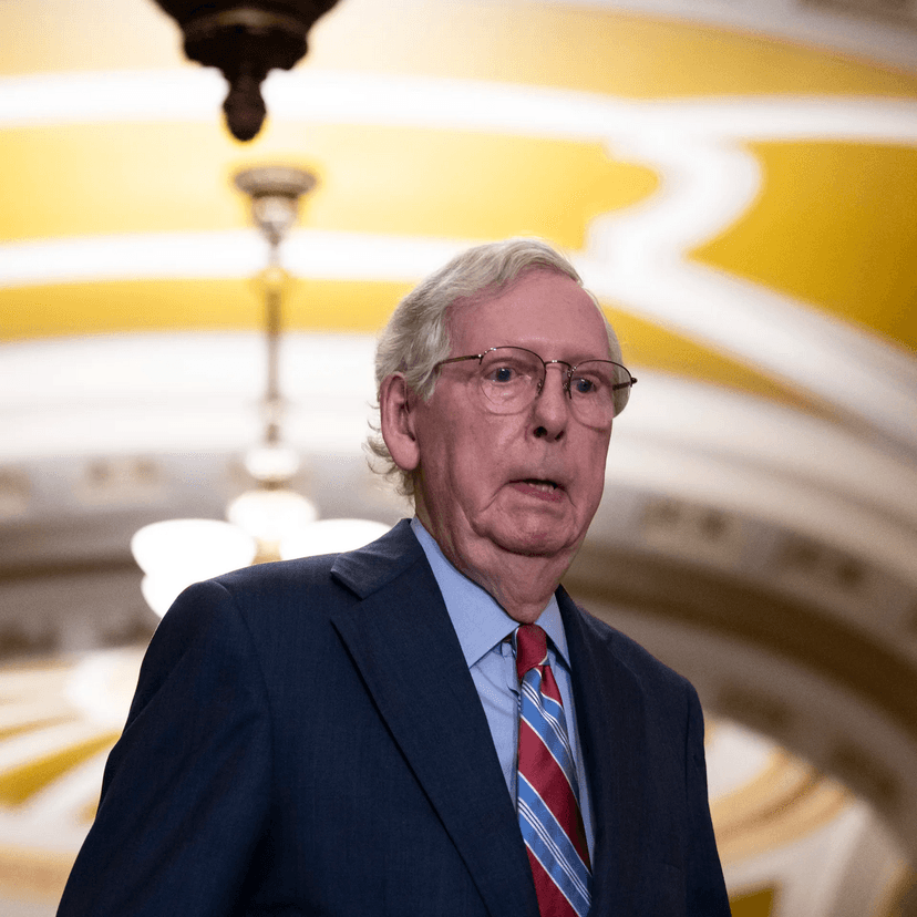 O senador norte-americano Mitch McConnell é libertado após reabilitação