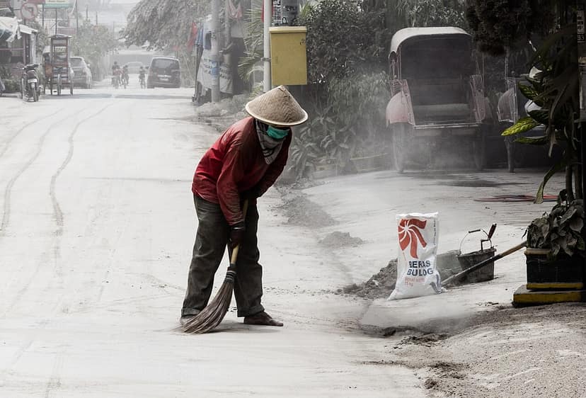 Foto de archivo: Aeropuertos indonesios suspenden vuelos debido a una erupción volcánica