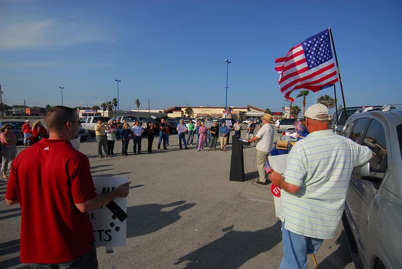 Foto d'archivio: Trump affronta proteste durante il comizio in Texas a favore di Ken Paxton