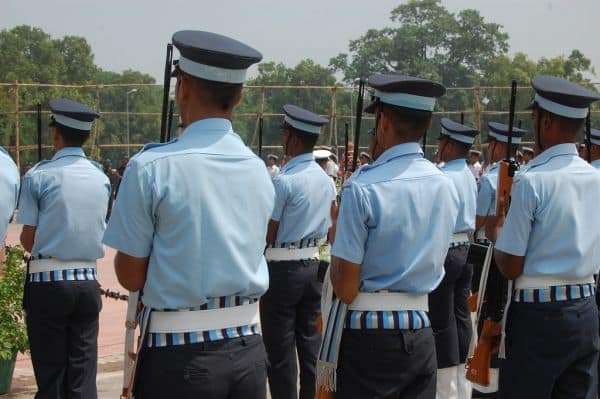 Photo d'archive: La police indienne utilise des canons à eau lors de manifestations contre des fuites d'examen