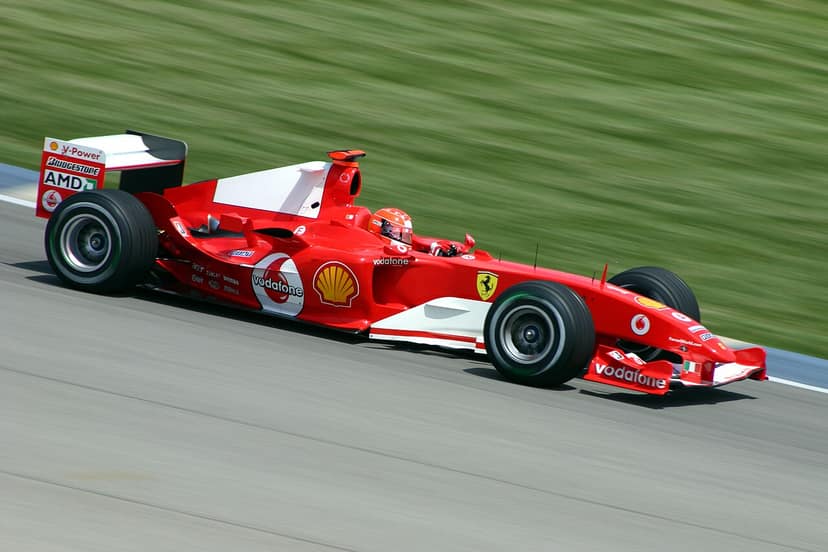 Foto d'archivio: Formula 1: Vettel compie un giro d'onore per Schumacher a Monza