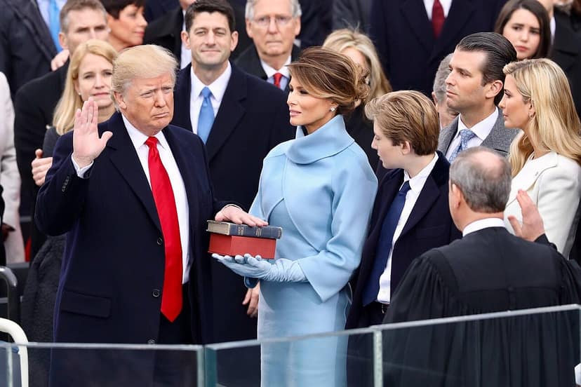 Trump assina decretos para restringir a cidadania por nascimento