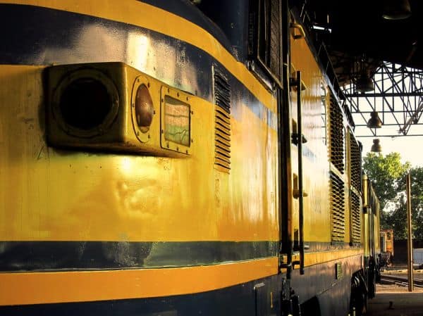 Goederentrein rijdt auto aan in Córdoba: vrouw vastgeraakt
